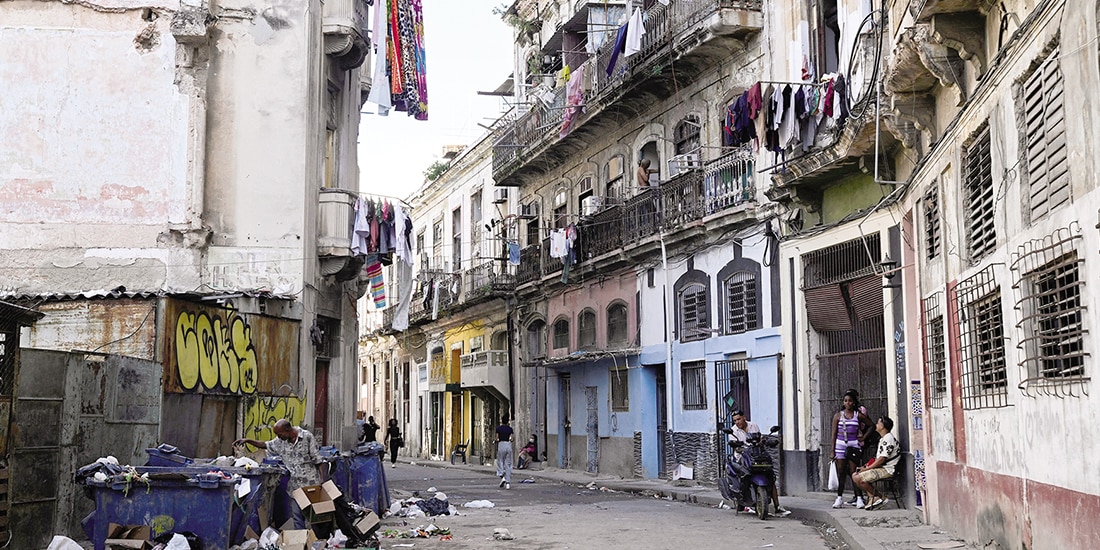 La gente pasa tiempo en una acera de la calle, en La Habana, el 11 de enero.