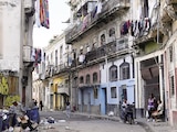 La gente pasa tiempo en una acera de la calle, en La Habana, el 11 de enero.