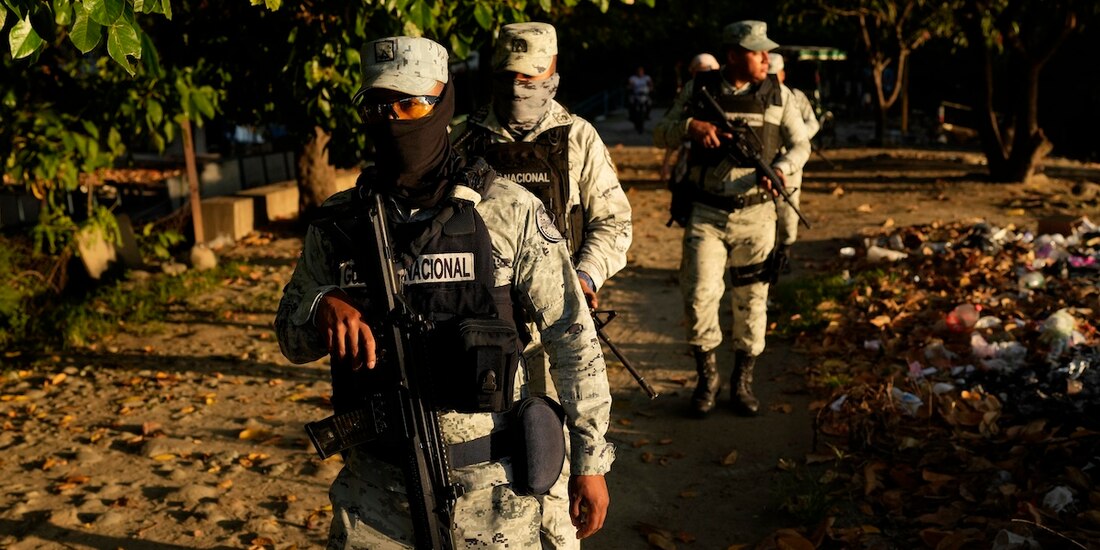 Elementos de la GN patrullan el área cercana al río Suchiate, el lunes 28 de octubre.
