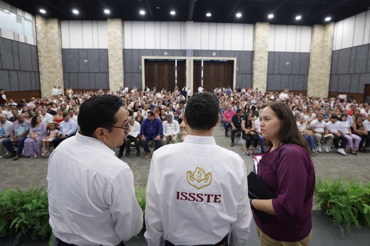 Martí Batres, director del ISSSTE, en Mérida, Yucatán.