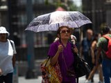 CIUDAD DE MÉXICO, 22JUNIO2023.- Continúa la intensa ola de calor en la capital, personas usan paraguas para mitigar los intensos rayos del sol. FOTO: MOISÉS PABLO/CUARTOSCURO.COM