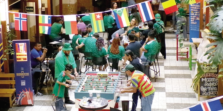 Algunas personas convivían horas antes de la inauguración del Mundial 2026, ayer en el Zócalo.