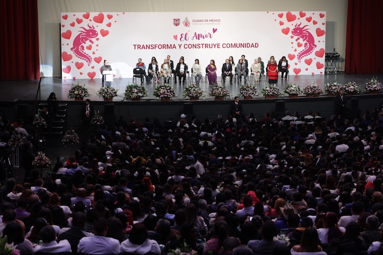 Brindis colectivo y corte de pastel durante la ceremonia masiva "El Amor transforma y construye comunidad" en la CDMX.