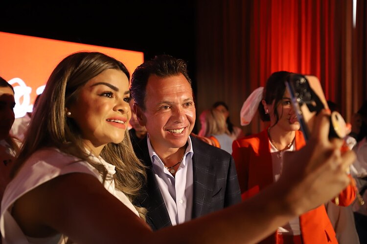 Convivió con los asistentes.