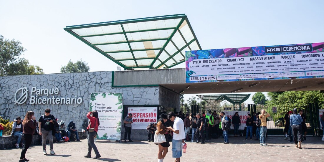 Autoridades colocaron sellos de clausura en las puertas de Parque Bicentenario tras la muerte de dos personas durante el festival AXE Ceremonia.