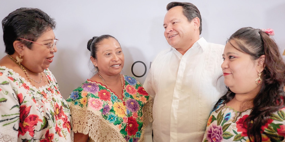 El gobernador de Yucatán, Joaquín Díaz Mena, ayer, con artesanas.
