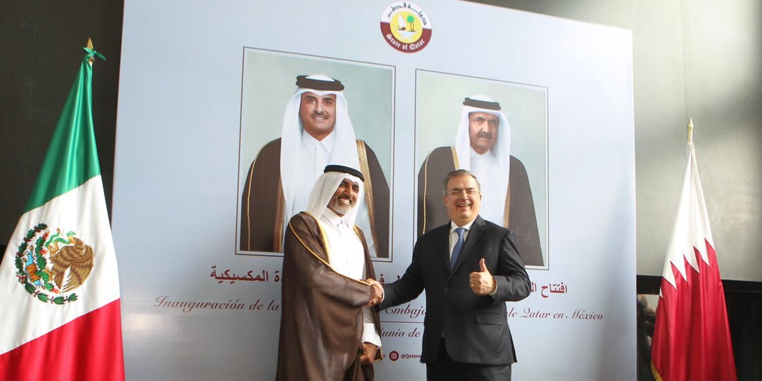 Marcelo Ebrard, secretario de Relaciones Exteriores, acompañado de Mohammed Alkuwari, embajador de Qatar.