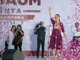 La candidata presidencial de Sigamos Haciendo Historia, Claudia Sheinbaum, ayer en el arranque de su campaña, en el Zócalo.