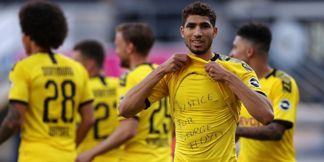 Achraf Hakimi enseña la leyenda "justice for George Floyd"