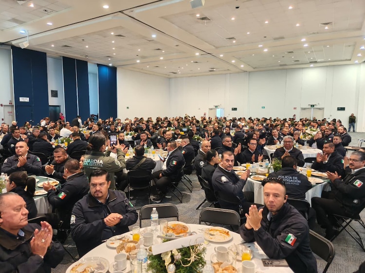 Personal de la Secretaría de Seguridad convive con el Gobernador durante el anuncio de mejoras salariales.