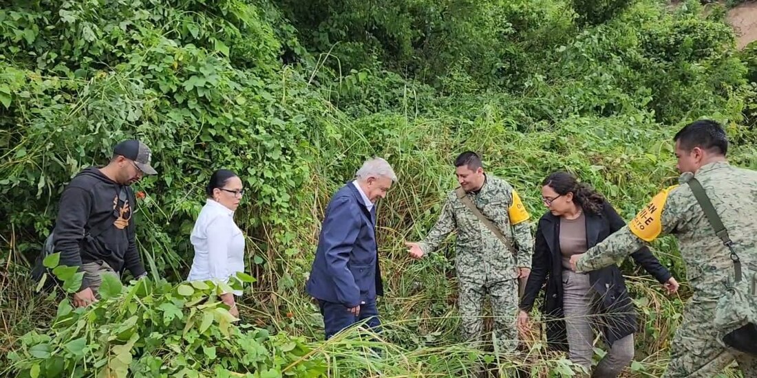 El Presidente, junto con la titular de la SSPC, Rosa Icela Rodríguez (de blanco), camina rumbo a Acapulco, ayer.