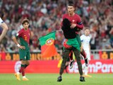 Un espontáneo abraza a Cristiano Ronaldo tras la victoria de Portugal sobre Bosnia en las eliminatorias rumbo a la Eurocopa 2024.