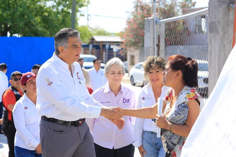 Gobernador Américo Villarreal y María de Villarreal entregaron kits de limpieza, colchones y otros enseres.