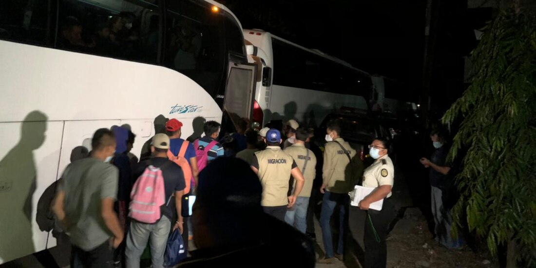Hondureños abordan un autobús de retorno asistido en Guatemala, el lunes pasado.