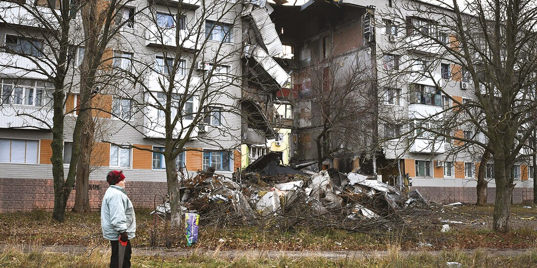 Ciudadana atestigua el daño contra un edificio de departamentos en la región de Donetsk, ayer.