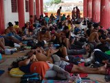 Migrantes tomaron un descanso en un parque de Escuintla, Chiapas, tras caminar doce kilómetros desde Villa Comaltitlán, ayer.