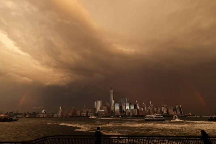 En la imagen se ve un arcoíris el día del 22.º aniversario de los ataques del 11 de septiembre de 2001, visto desde Jersey City, Nueva Jersey, el 11 de septiembre de 2023