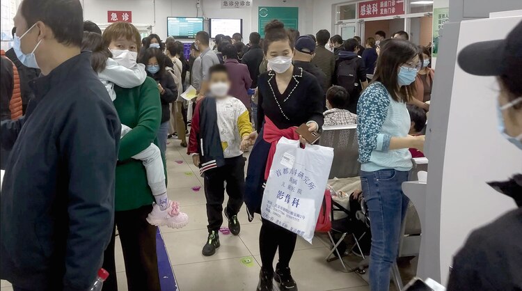 El aumento de casos de neumonía entre niños en China ha encendido alarmas en la OMS.