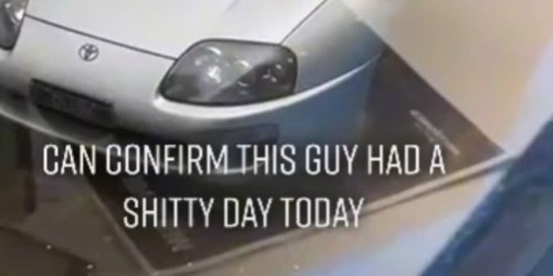 Un hombre trata de proteger su auto usando su cuerpo