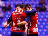 Jugadores de Chivas festejan un gol en el Torneo Grita México Apertura 2021 de la Liga MX.