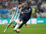 Lionel Messi corre con el esférico ante la marca de Marcus Thuram en la final de Qatar 2022 entre Argentina y Francia.