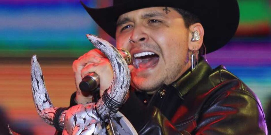 Christian Nodal se cae en el escenario