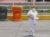 Una enfermera camina afuera del Hospital Enrique Cabrera en la Ciudad de México.