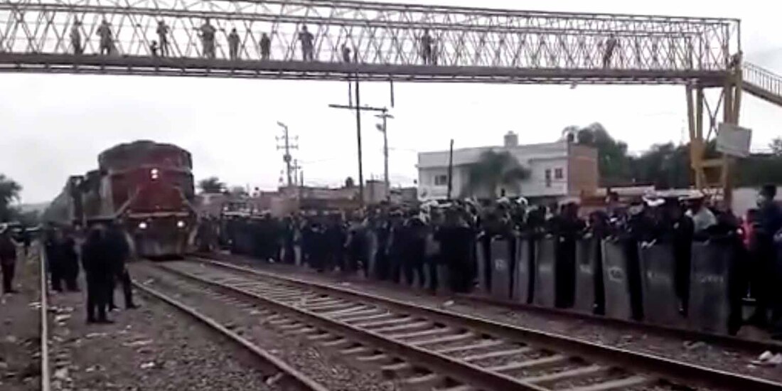 Ante la presencia policial, continúa el paso de trenes sin incidentes en Michoacán.