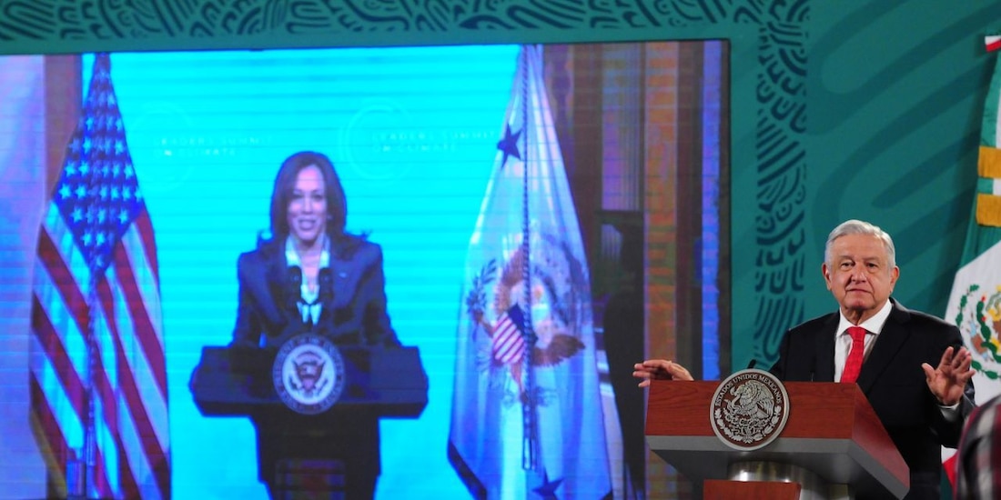 Andrés Manuel López Obrador, presidente de México, muestra en pantalla la participación de Kamala Harris en la Cumbre Climática.