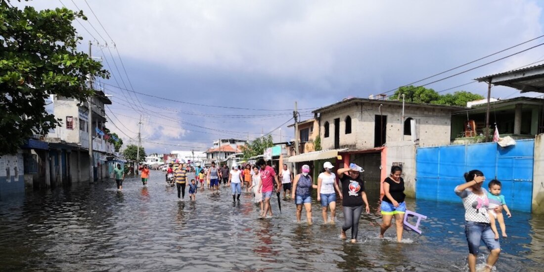 Decenas de damnificados acuden en fila por ayuda alimentaria en Villahermosa, ayer.