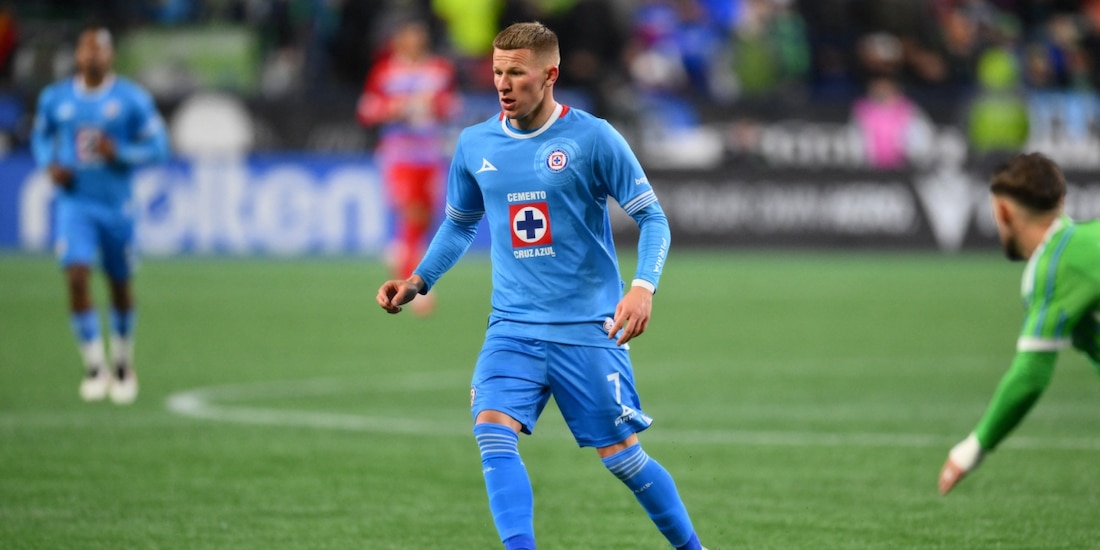Mateusz Bogusz conduce el balón en un partido de Cruz Azul en la Concachampions.