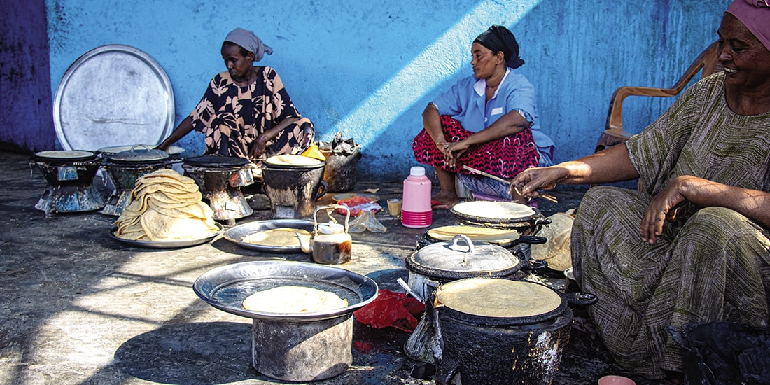 Mujeres preparan alimentos para personas que huyen de los enfrentamientos entre hutíes y el gobierno yemení respaldado por Arabia Saudí, ayer.