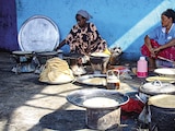 Mujeres preparan alimentos para personas que huyen de los enfrentamientos entre hutíes y el gobierno yemení respaldado por Arabia Saudí, ayer.