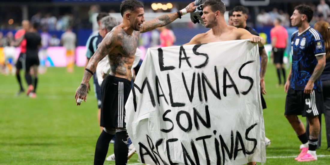 Giovani Lo Celso cargando la manta sobre las Malvinas.