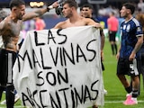 Giovani Lo Celso cargando la manta sobre las Malvinas.