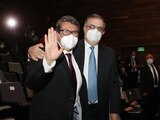 Ricardo Monreal y Marcelo Ebrard, ayer, en cierre de filas contra armas.