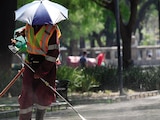Valores elevados en los termómetros provocan que los capitalinos se protejan.