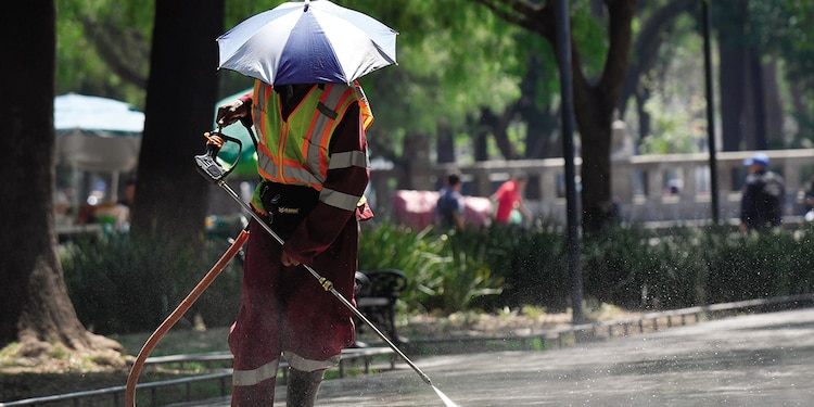 Valores elevados en los termómetros provocan que los capitalinos se protejan.