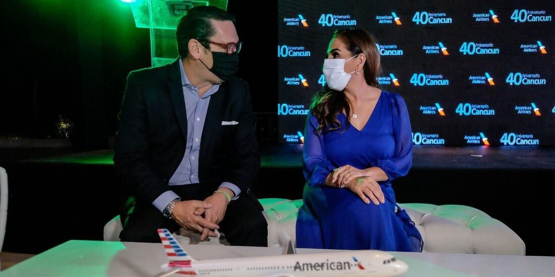 A la derecha la gobernadora de Quintana Roo Mara Lezama.