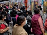 Imagen cotidiana que muestra a usuarias del Metro, la mayoría utilizando cubrebocas para protegerse del COVID-19