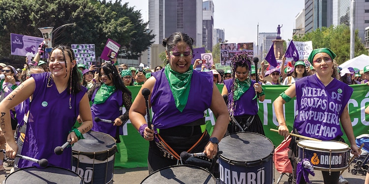 Contingente avanza al paso de los tambores hacia el Zócalo.