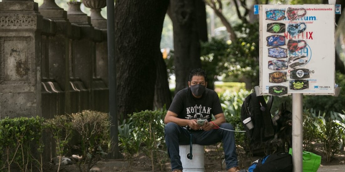Un hombre vende gorras y cubrebocas en la Alameda Central, en junio pasado.