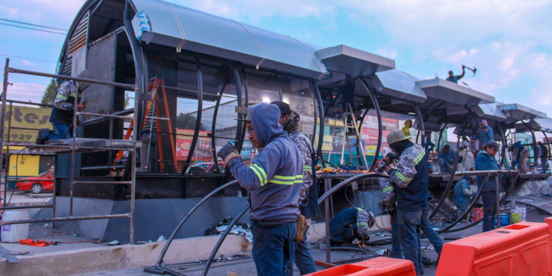 Trabajadores alistan los últimos detalles en las estaciones de ampliación de la línea del Mexibús.