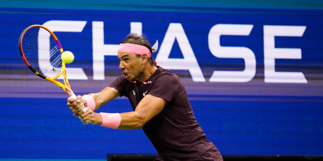 Rafael Nadal regresa una bola a Rinky Hijikata durante la Primera Ronda del US Open