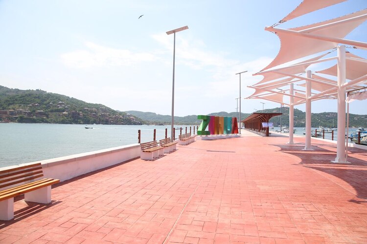 El muelle cuenta con áreas de descanso y pérgolas.