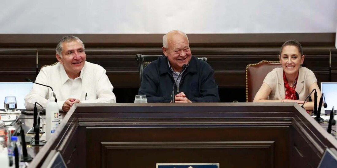 Adán Augusto López, secretario de Gobernación, Víctor Castro, gobernador de Baja California Sur, y Claudia Sheinbaum, jefa de Gobierno de la Ciudad de México