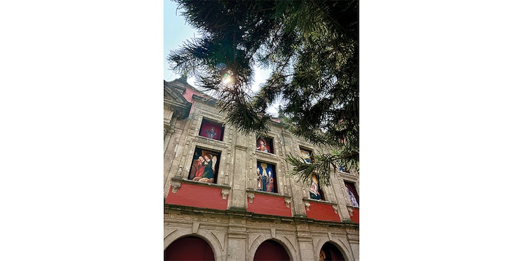 IMÁGENES EXHIBIDAS en la fachada de monolitos.
