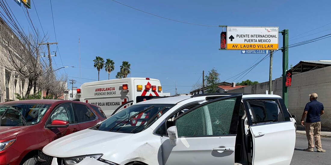Un miembro de las fuerzas de seguridad de México permanece cerca de un vehículo con placas de Carolina del Norte y con varios agujeros de bala, en el lugar en el que hombres armados secuestraron a cuatro ciudadanos de Estados Unidos que cruzaron a México desde Texas el viernes 3 de marzo de 2023