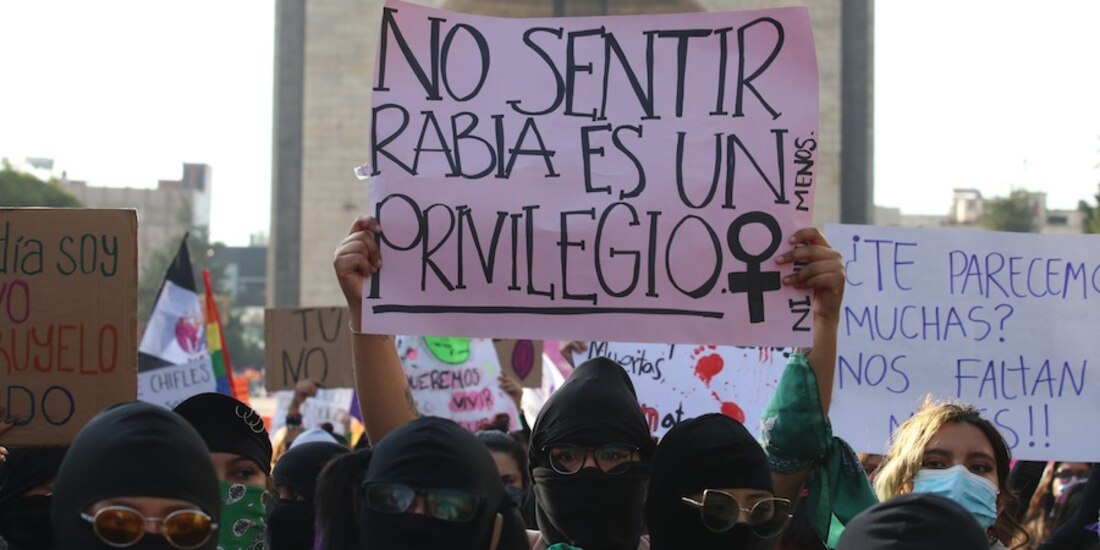 Colectivas parten, ayer, en protesta hacia el Zócalo.