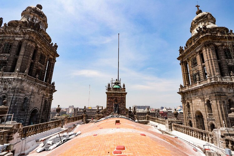 Se instaló un pararrayos en la Catedral Metropolitana.
